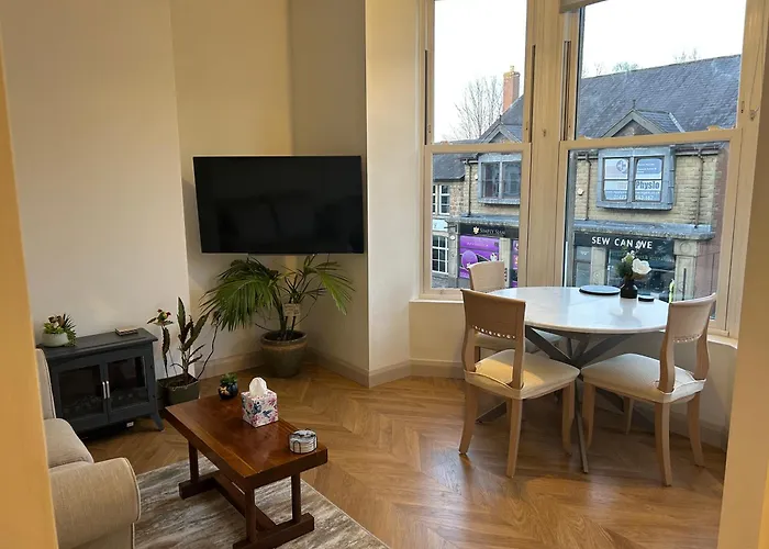 Apartment Train Station View *